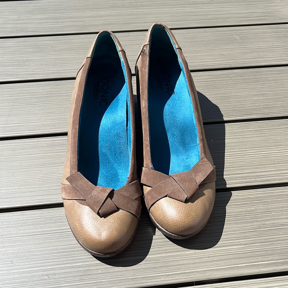 Vionic wedges brown size US 8
